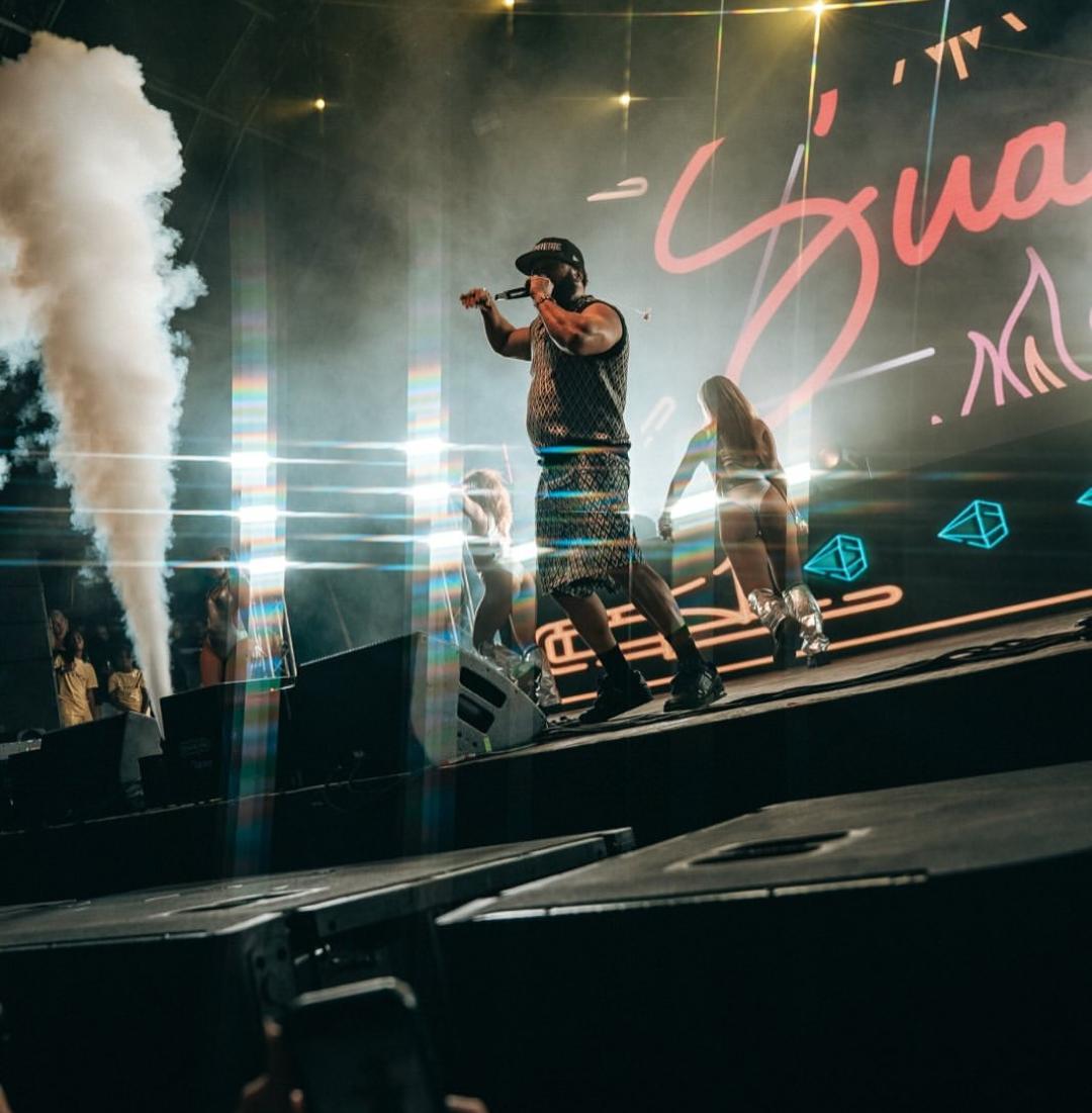El Alfa sul palco con effetti fumo — Final Tour