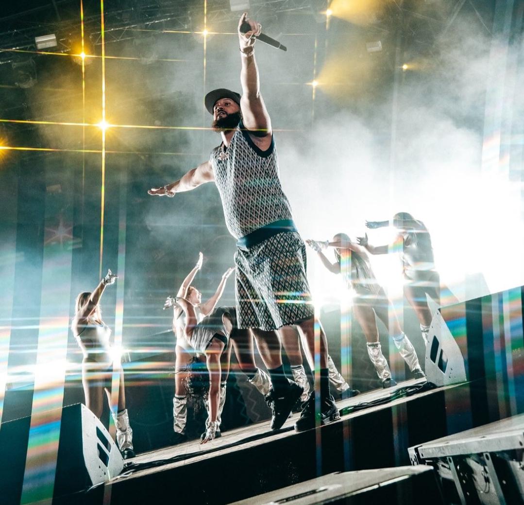 El Alfa con ballerini sul palco — Carroponte